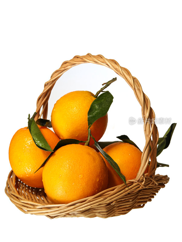 一篮子的新鲜水果赣南脐橙的白底图