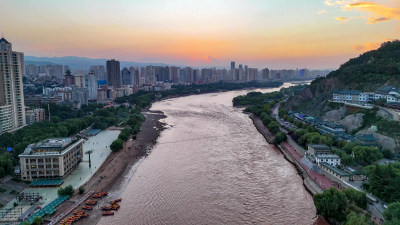 甘肃兰州黄河中山大桥日落夜幕降临航拍图