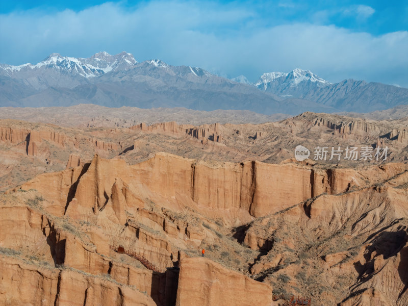 新疆南疆阿克苏温宿大峡谷天山托木尔峰航拍