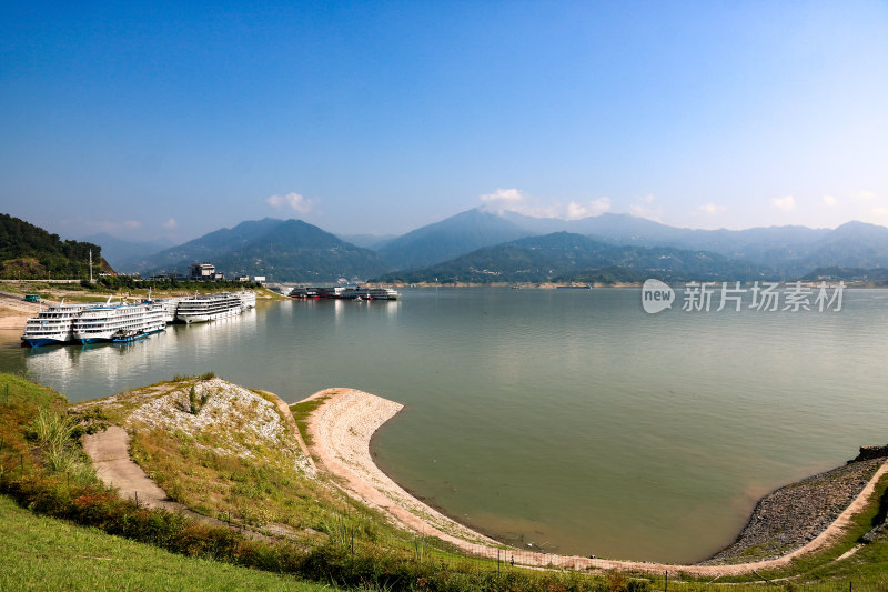 秭归港长江沿岸停靠的大型邮轮船舶