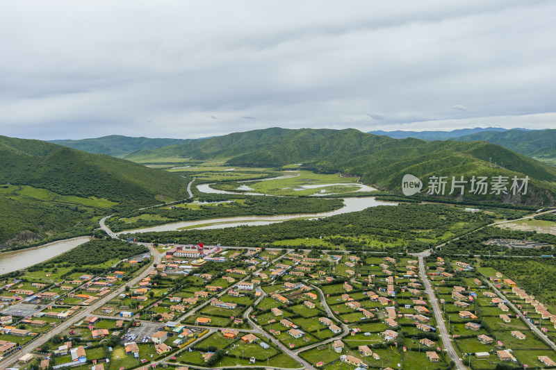 四川省阿坝州红原县草原上的藏族乡村村庄