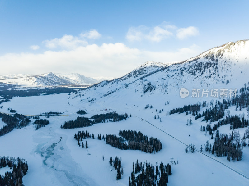 新疆阿勒泰喀纳斯雪景神仙湾晨雾雪山森林