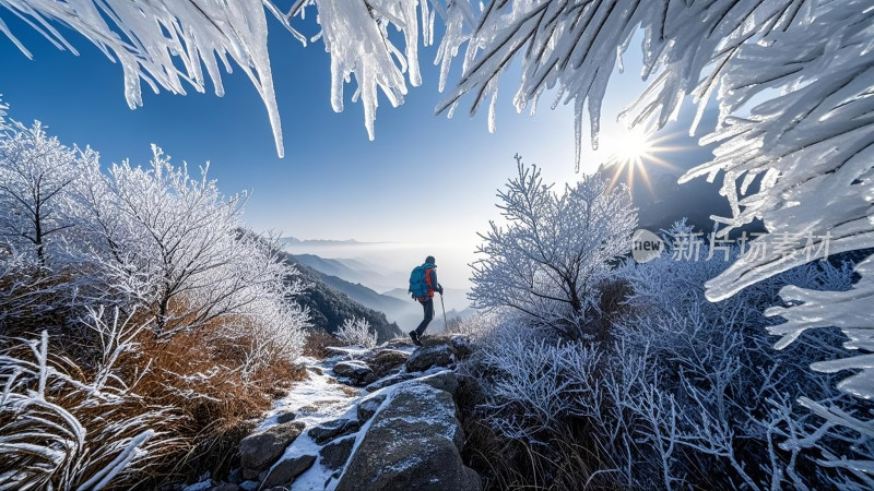 雪后雾凇山间徒步的背包客