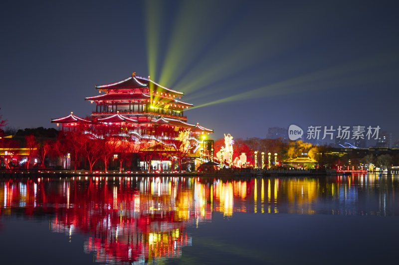 大唐芙蓉园夜景中式建筑湖面倒影