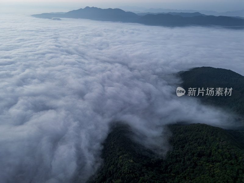 航拍云海之上的山峦