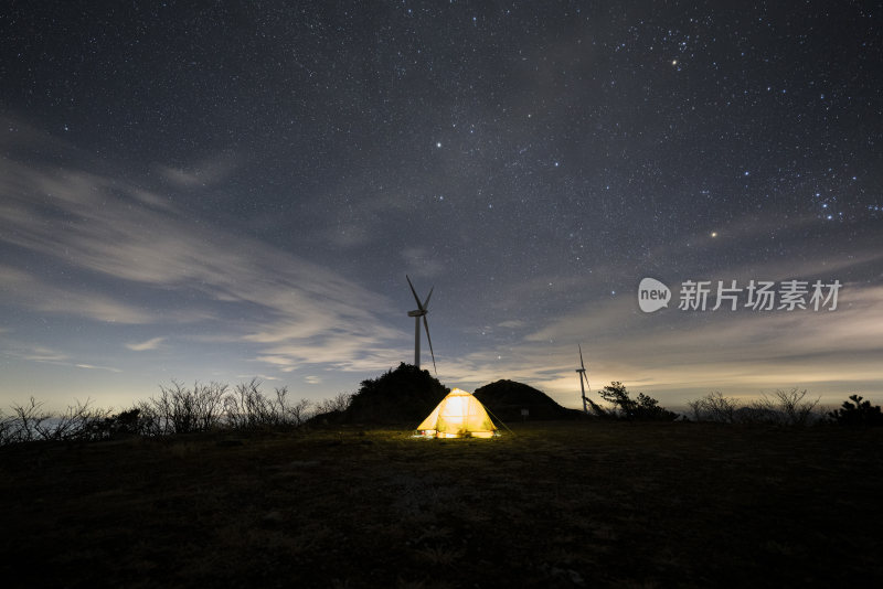 星空下山顶露营帐篷夜景