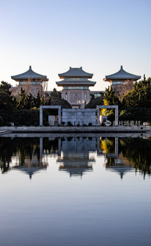 雨花台纪念馆中式建筑前的水池景观