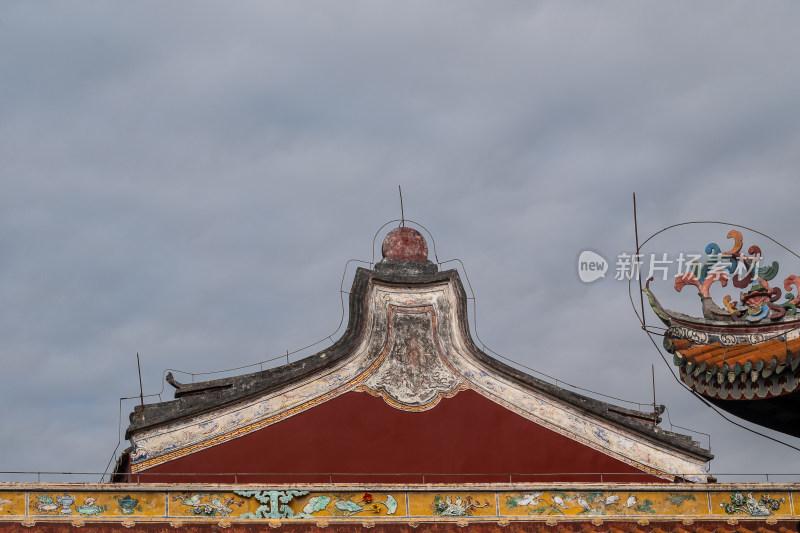 广东揭阳学宫屋顶艺术-金漆彩绘的精美图案