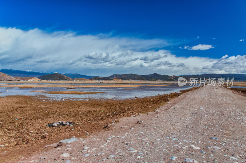 云南迪庆香格里拉纳帕海景区湿地泥路