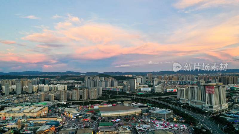 城市天际线下的夕阳余晖