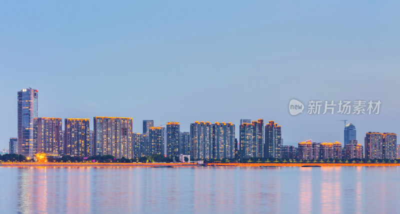 杭州滨江区钱塘江畔建筑群夜景