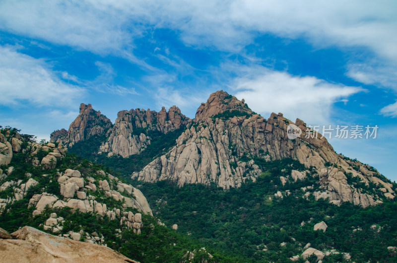 中国青岛崂山景区，山势雄伟