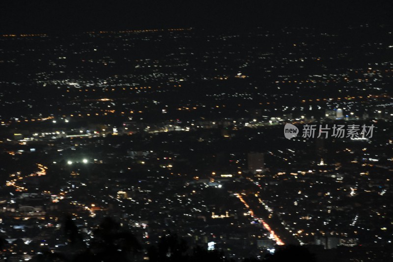 俯瞰清迈夜晚城市机场全景