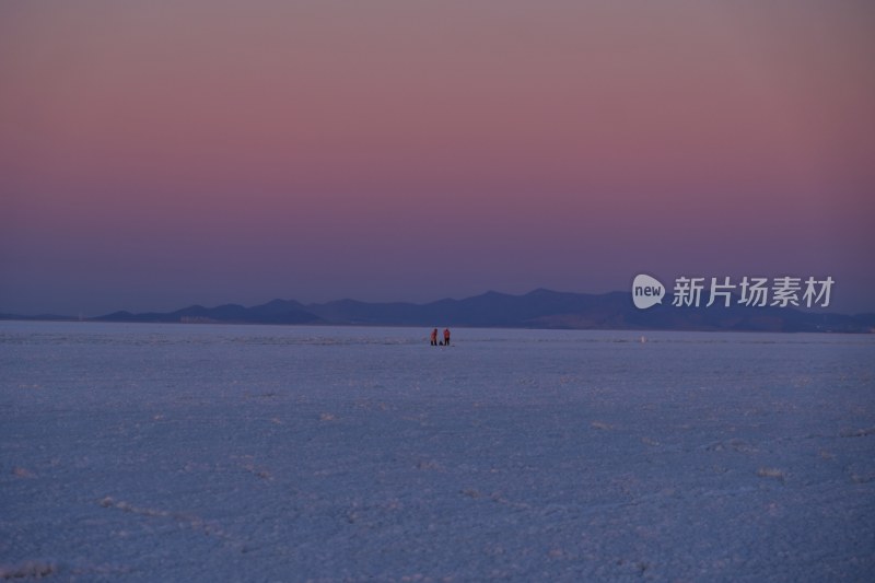 大连夏家河子冰海上的日落与月亮