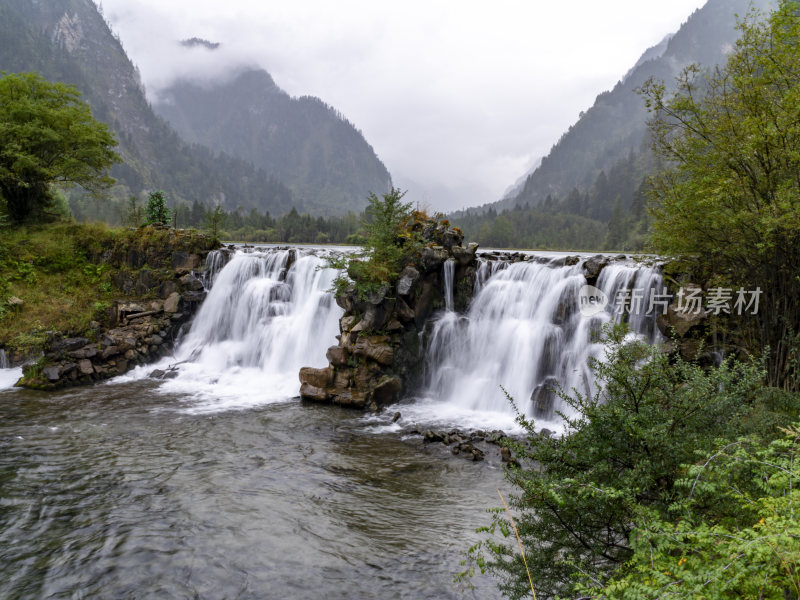 山间瀑布水流湍急的自然景观