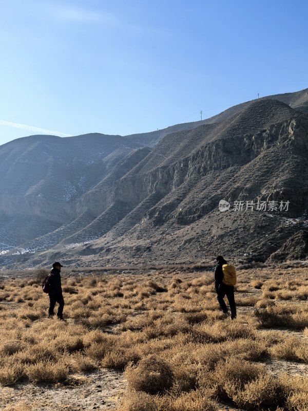 两人在山间荒野徒步