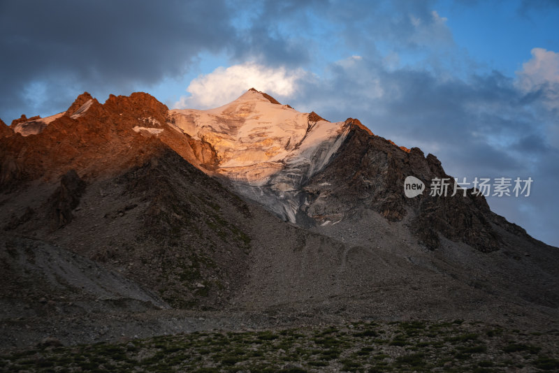 新疆天山山脉的日落日照金山