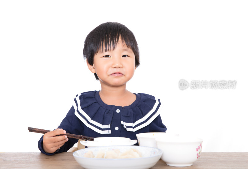 中国黄皮肤小女孩在吃主食饺子