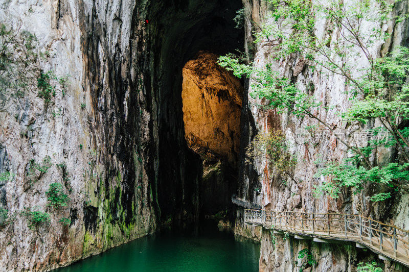 安顺格凸河风景区燕子洞穿上洞