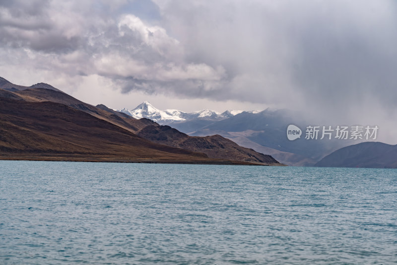 西藏山南羊卓雍措圣湖神湖蓝色藏地圣湖雪山