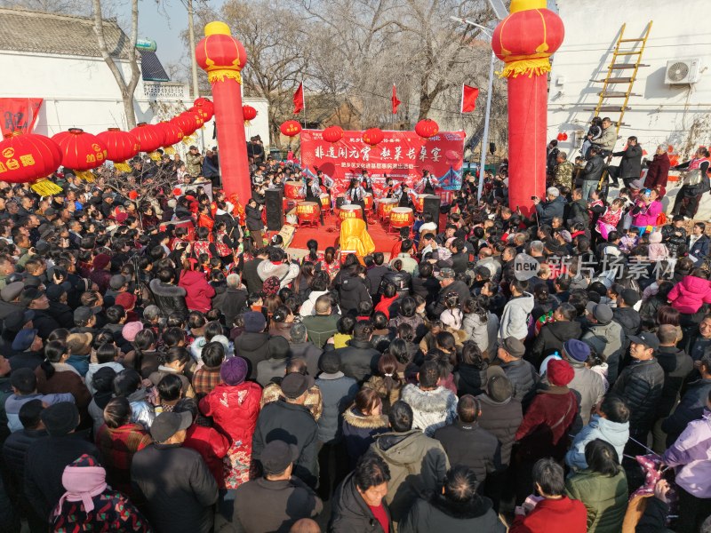 乡村节庆活动现场人山人海的热闹景象