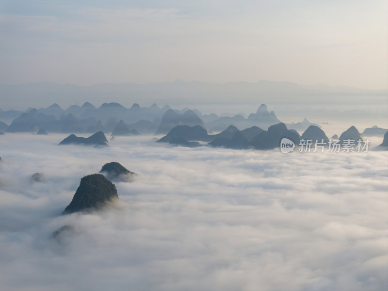 早晨的桂林喀斯特地貌山水云海