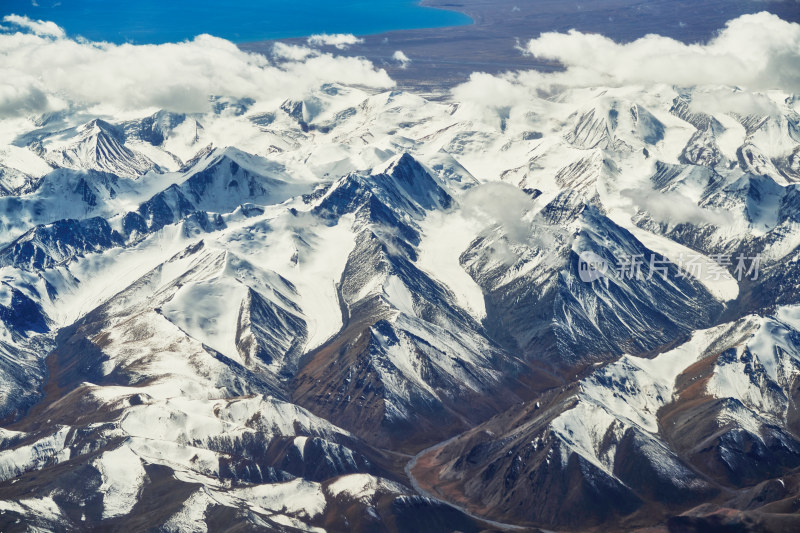 航拍巍峨的雪山