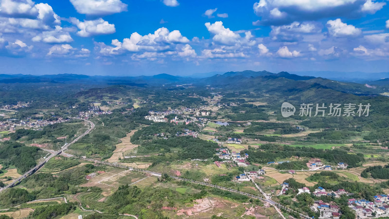 山川丘陵美丽乡村田园秋收景色航拍图