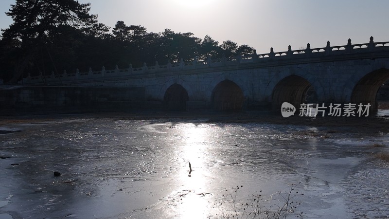 冬日结冰湖面阳光景象