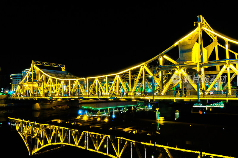 天津市津湾广场海河边解放桥夜景