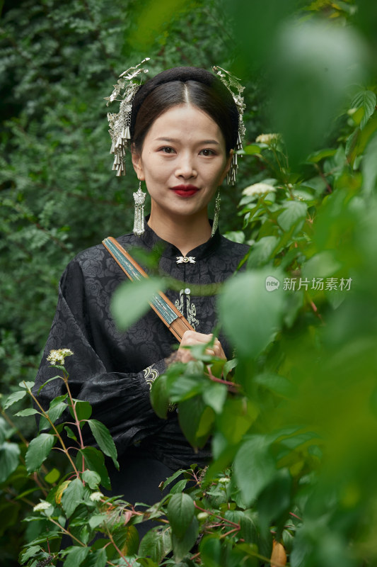 身穿中国汉族传统服饰马面裙的东方女性