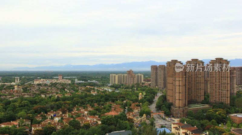 群山背景中的成都市温江区建筑风光