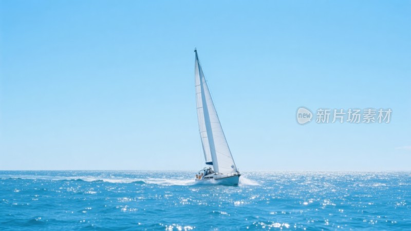 海面上的帆船，扬帆起航逐浪行