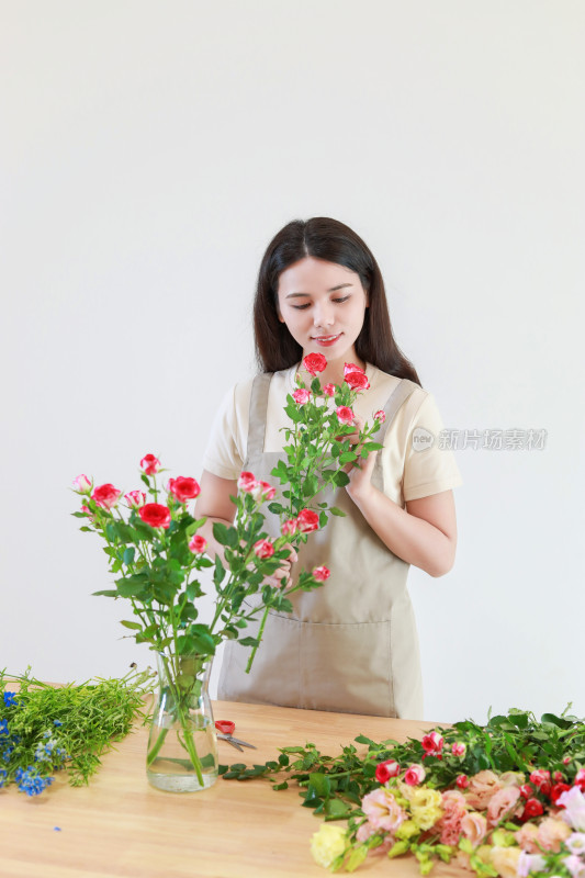 一名中国美女在插花