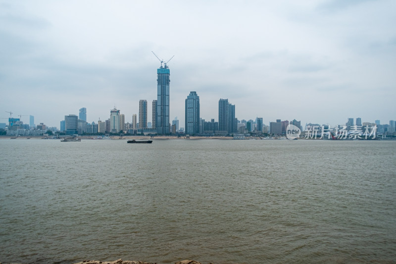 水边城市高楼建筑远景全景