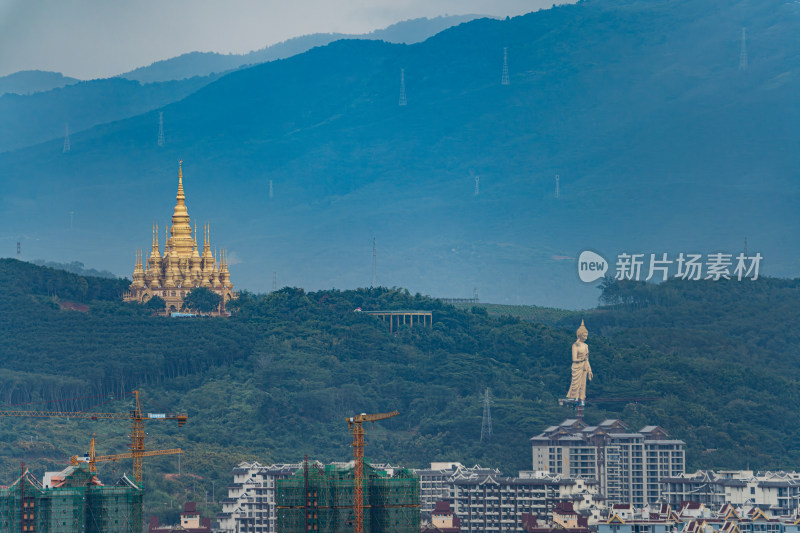 西双版纳大佛寺里的金塔