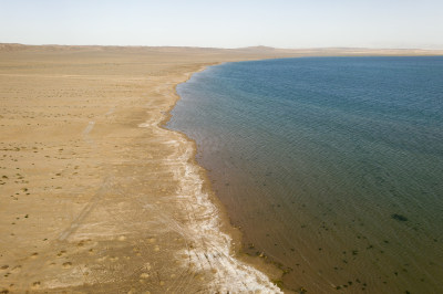 湖水与湖岸边的土地