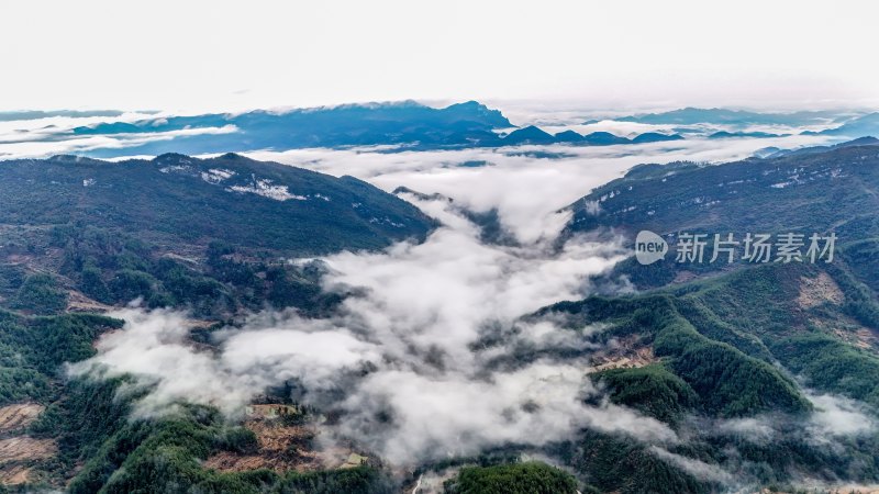 重庆酉阳：雾气中的山村田园