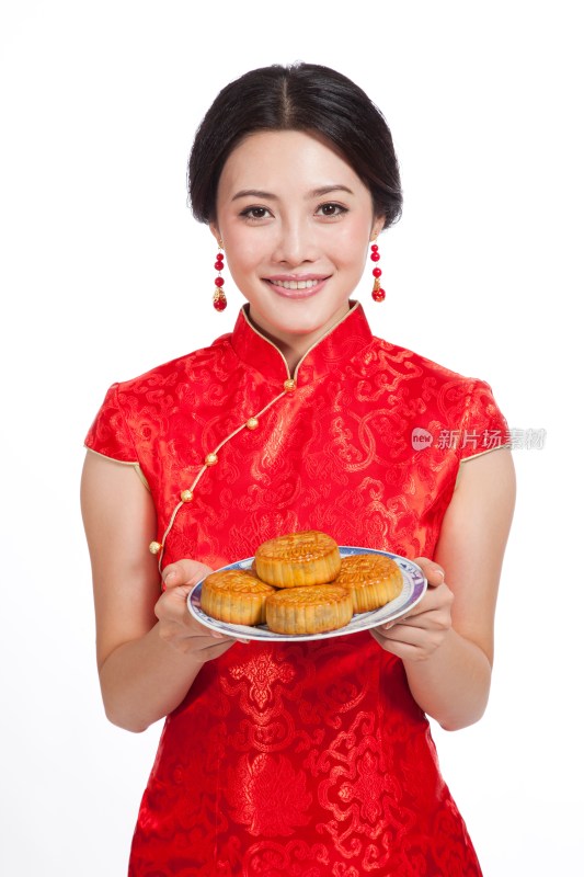 棚拍身穿中国传统服装的年轻女人端月饼