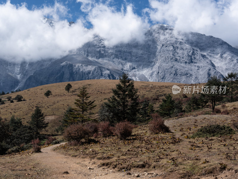 站在玉龙雪山牦牛坪，观赏山川风景