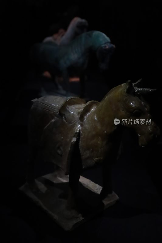 博物馆内青铜马雕塑展品