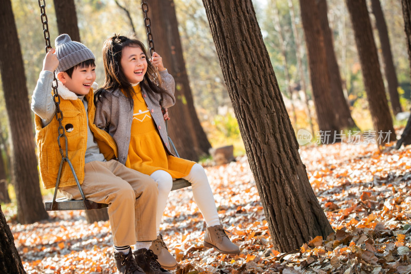 可爱的男孩女孩在户外玩耍