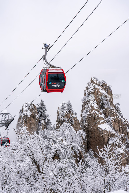 河南老君山景区冬天雪景索道旅游