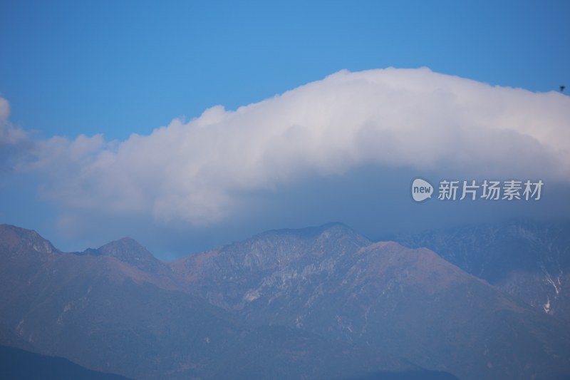 蓝天白云下的连绵山脉苍山洱海壮丽景象