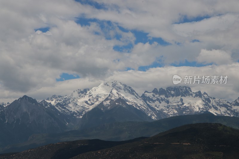白云环绕的梅里雪山