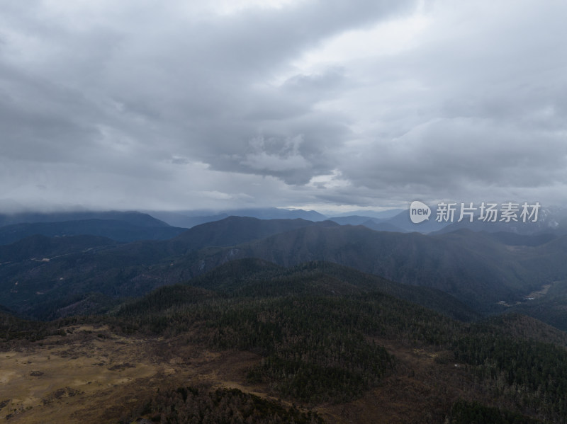 航拍香格里拉云雾中宏伟的雪山、森林