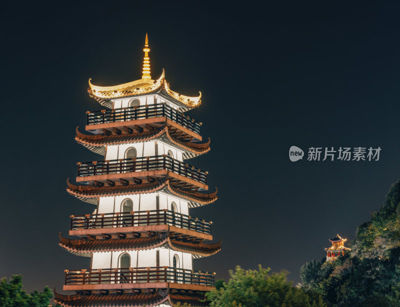 广西柳州文庙-宝塔和山上的凉亭夜景