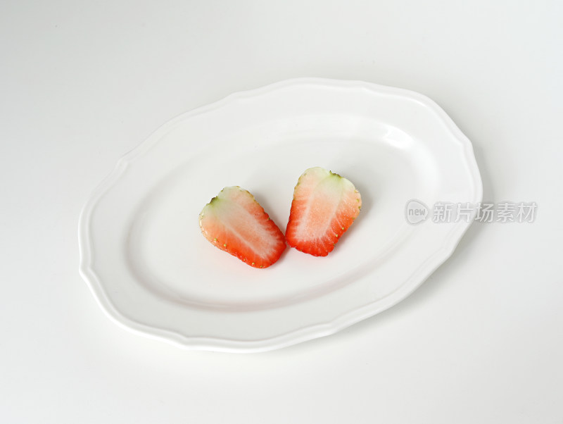 白色桌面盘子中的新鲜水果草莓