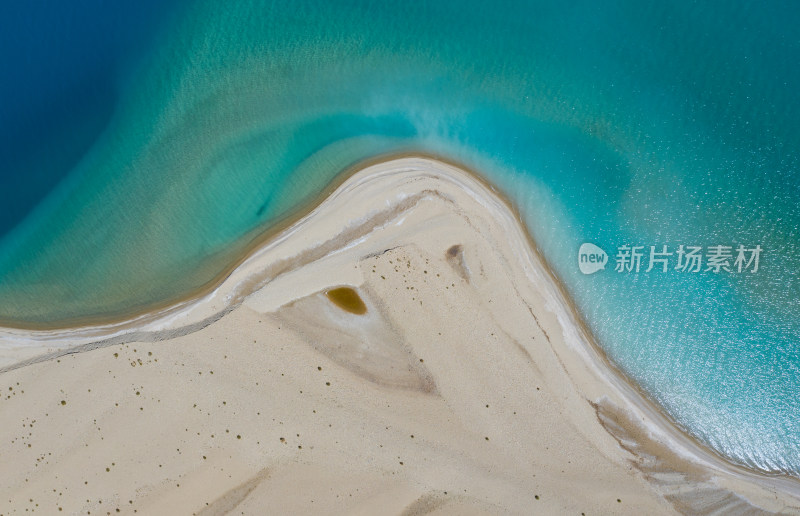 西藏那曲色彩丰富的当惹雍错湖岸