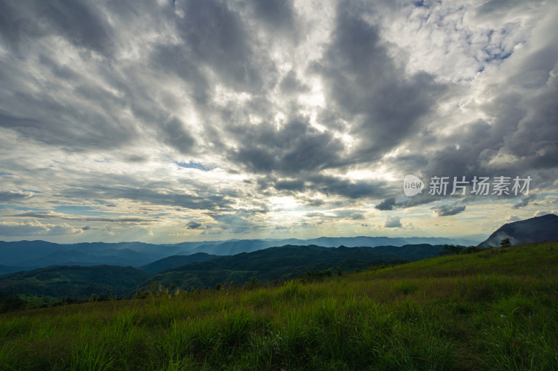 山峦叠嶂下的草原